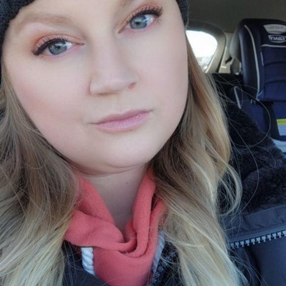 Meet your Posher, Candice - Picture 2 of 2